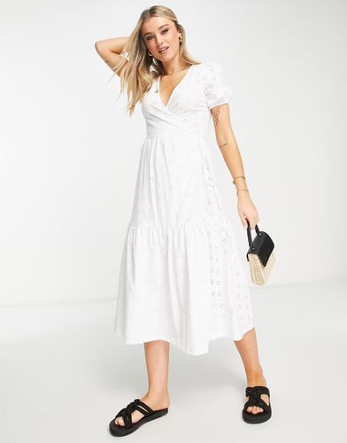 Robe portefeuille mi-longue étagée en broderie anglaise à manches courtes - Asos Design - Modalova