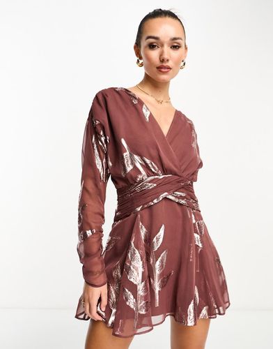 Robe rétro courte coupe portefeuille avec motif métallisé en jacquard - Moka - Asos Design - Modalova