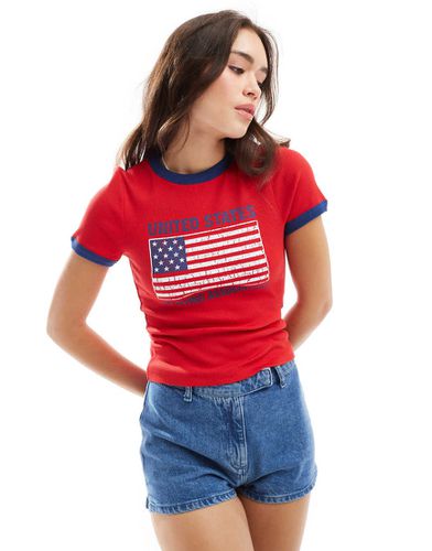 T-shirt crop top à liserés contrastants et motif drapeau USA - Asos Design - Modalova