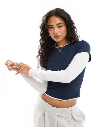 T-shirt crop top double épaisseur à manches longues - marine et blanc - Asos Design - Modalova