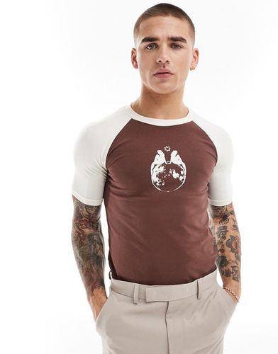 T-shirt crop top près du corps avec manches raglan et imprimé sur la poitrine - Marron - Asos Design - Modalova