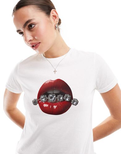 T-shirt effet rétréci à imprimé lèvres et bijoux - Asos Design - Modalova