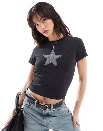 T-shirt effet rétréci avec appliqué étoile en denim - délavé - Asos Design - Modalova