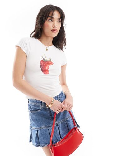 T-shirt effet rétréci avec imprimé fraise à strass thermocollés - Asos Design - Modalova