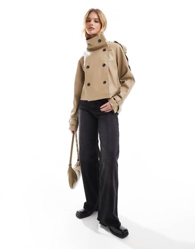 Trench-coat court en imitation cuir avec col cheminée - Taupe - Asos Design - Modalova