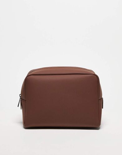 Trousse de toilette caoutchoutée - Marron - Asos Design - Modalova