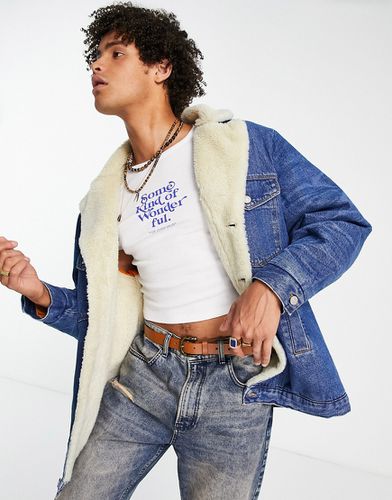 Veste en jean style années 70 avec col châle et doublure imitation peau de mouton - Délavage foncé - Asos Design - Modalova