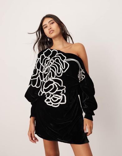 Robe courte ample avec épaule large et fleurs détourées brodées - Asos Edition - Modalova