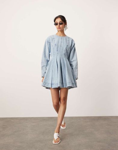 Robe courte en jean à manches longues et surpiqûres - délavé - Asos Edition - Modalova