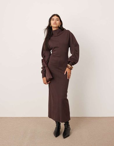 Robe droite longueur mollet texturée en jersey avec manches plissées - Acajou - Asos Edition - Modalova