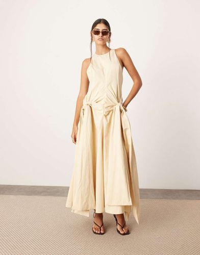 Robe longue à col nageur et taille tombante avec jupe à détail noué - Taupe - Asos Edition - Modalova