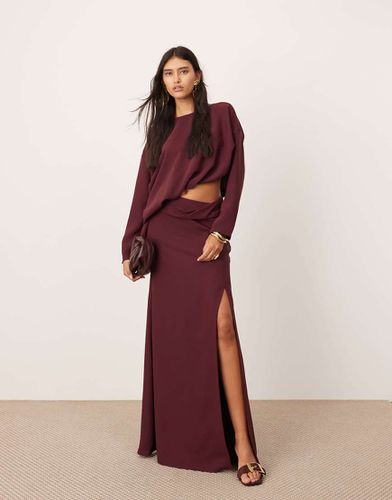 Robe longue drapée avec liens à la taille - Bordeaux - Asos Edition - Modalova