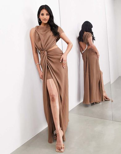 Robe longue en satin de qualité supérieure avec cordon à strass sur l'encolure et le côté - Moka - Asos Edition - Modalova