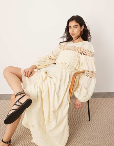 Robe trapèze longue à manches bouffantes et taille basse avec détails crochetés - Babeurre - Asos Edition - Modalova