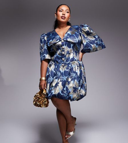 Curve - Robe courte en jacquard avec col à manches bouffantes et boutons ornementés à imprimé fleurs - et doré - Asos Luxe - Modalova