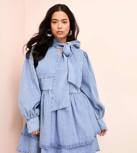 Curve - Robe patineuse courte en jean à naud style lavallière - moyen délavé - Asos Luxe - Modalova