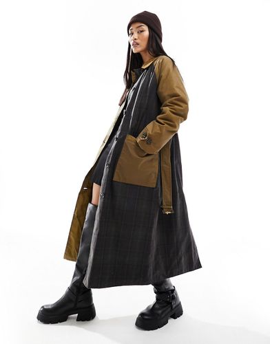 Everley - Trench-coat ciré avec empiècements à carreaux écossais - Sable - Barbour - Modalova