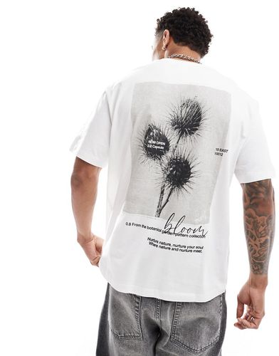 T-shirt imprimé avec imprimé fleuri au dos - Bershka - Modalova