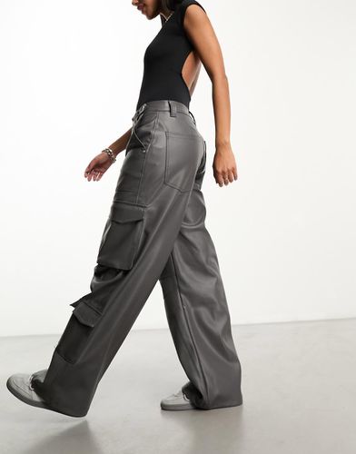 Pantalon cargo imitation cuir - Bershka - Modalova