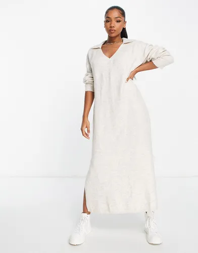 Robe mi-longue en maille avec col - Sable - Bershka - Modalova