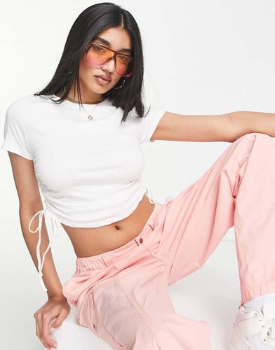 T-shirt crop top ajusté froncé sur les côtés - Brave Soul - Modalova