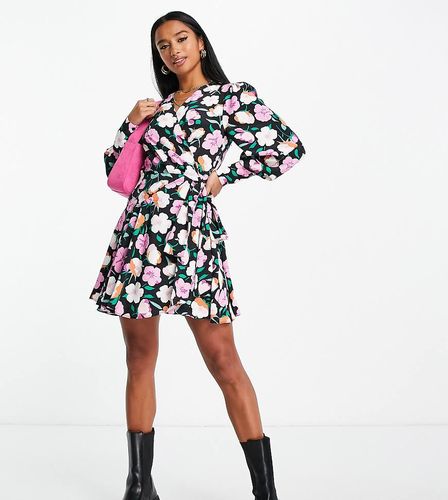 Robe portefeuille courte à volants avec imprimé à fleurs pastel - et lilas - Glamorous Petite - Modalova