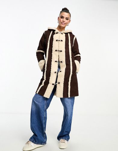 Manteau à capuche en imitation peau de mouton et daim synthétique avec fermeture style duffle-coat - Daisy Street - Modalova