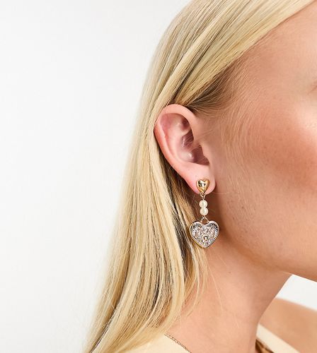 Boucles d'oreilles à pendant caur et perles - Designb London - Modalova