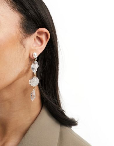 Boucles d'oreilles à pendant coquillage ornées d'une perle - Doré - Designb London - Modalova