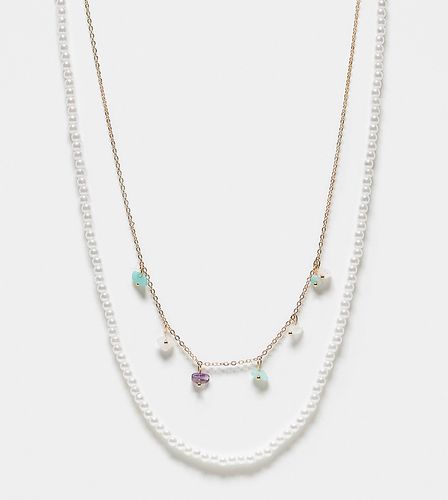 Lot de 2 colliers, l'un en perles et l'autre avec breloques perles - Blanc et - Designb London - Modalova