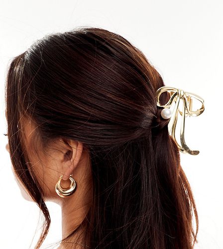 Pince à cheveux en forme de naud avec perle nacrée - Designb London - Modalova