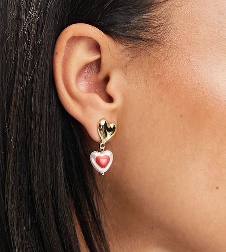 Puces d'oreilles caurs à pendant perle - Designb London - Modalova