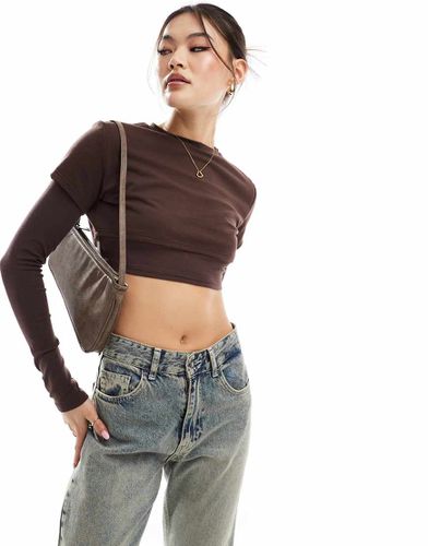 Vick - T-shirt crop top effet superposé - chocolat - Edikted - Modalova