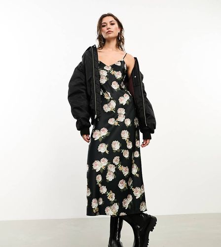 Exclusivité x ASOS - Tierny - Robe nuisette longue en satin à imprimé roses - Allsaints - Modalova