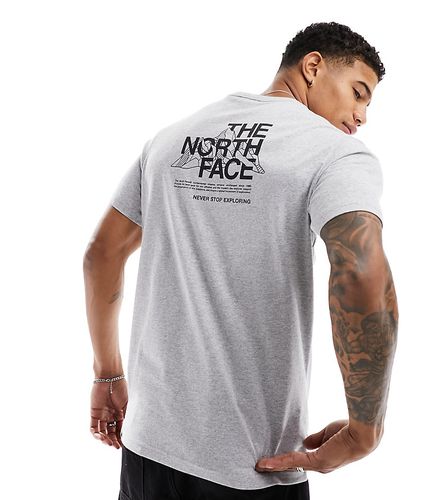 Exclusivité ASOS - - Mountain Sketch - T-shirt avec imprimé au dos - Gris clair - The North Face - Modalova