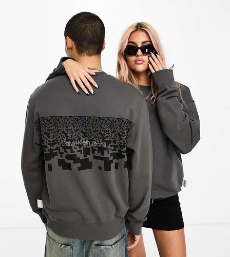 Exclusivité ASOS - Sweat unisexe imprimé au dos à col ras de cou - Calvin Klein Jeans - Modalova