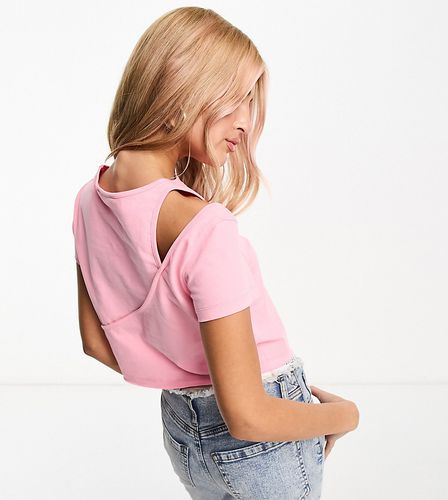 Exclusivité ASOS - - T-shirt effet rétréci à découpe - Calvin Klein Jeans - Modalova