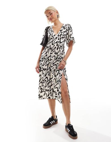 Exclusivité ASOS - Robe d'été mi-longue fendue sur le côté à manches courtes et imprimé abstrait - Noir et blanc - Monki - Modalova