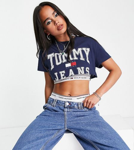 Exclusivité x ASOS - T-shirt crop top à logo - Tommy Jeans - Modalova