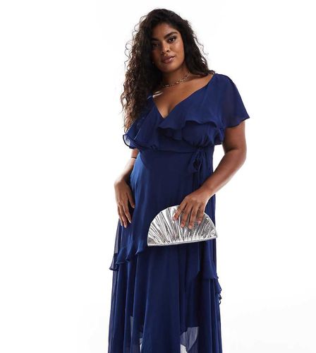 Robe longueur mollet en satin et dentelle à volants - Bleu marine - Forever New Curve - Modalova