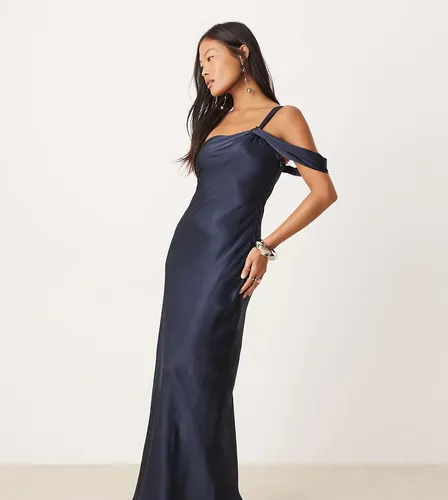 Robe longueur mollet en satin à épaules dénudées - Cobalt - Forever New Petite - Modalova