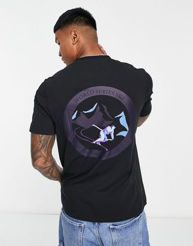 Reggie - T-shirt à imprimé graphique sur le devant et au dos - Exclusivité ASOS - Farah - Modalova
