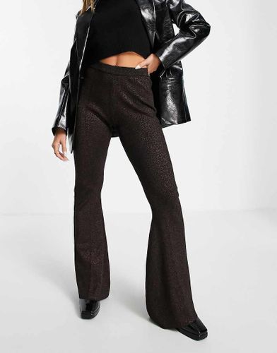 Pantalon d'ensemble évasé en maille scintillante avec coutures sur le devant - Fashion Union - Modalova