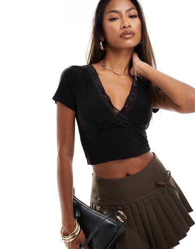 T-shirt crop top près du corps en tissu double épaisseur avec décolleté plongeant en dentelle - Fashionkilla - Modalova