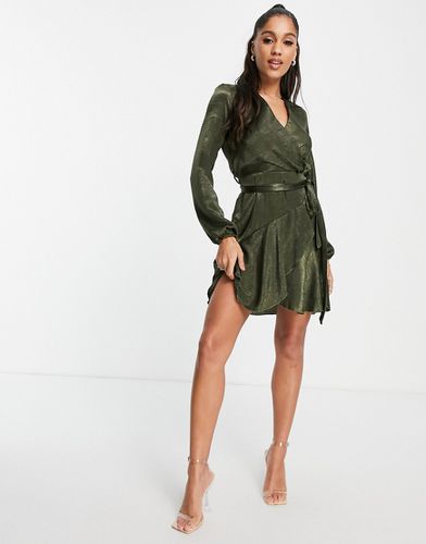 The Label - Robe portefeuille courte satinée - Olive - First Distraction - Modalova