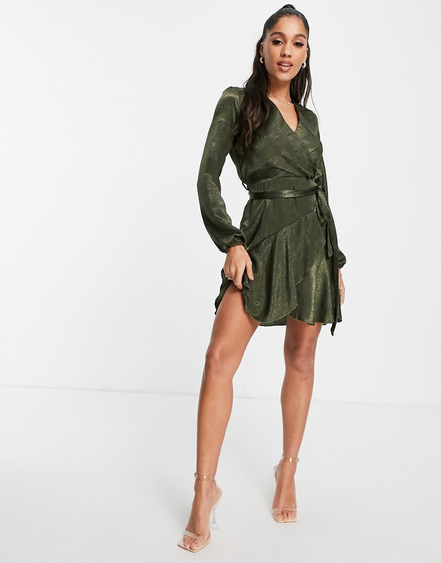 The Label - Robe portefeuille courte satinée - Olive - First Distraction - Modalova
