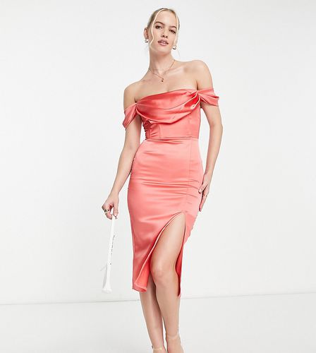 First Distraction The Label Tall - Robe mi-longue fendue en satin - Corail - First Distraction Tall - Modalova