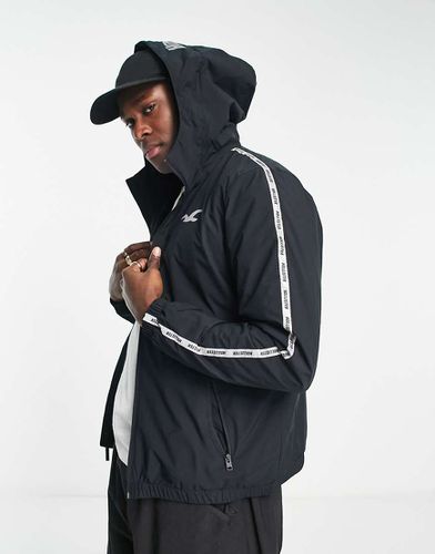 Veste de sport doublée de sherpa avec bande à logo et capuche - Hollister - Modalova