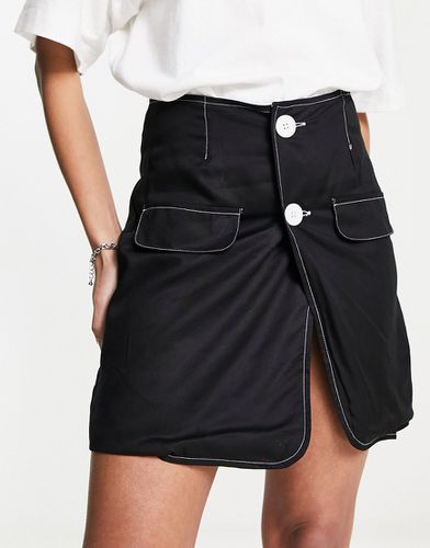 Mini-jupe boutonnée sur le devant à surpiqûres contrastantes - Noir - Heartbreak - Modalova