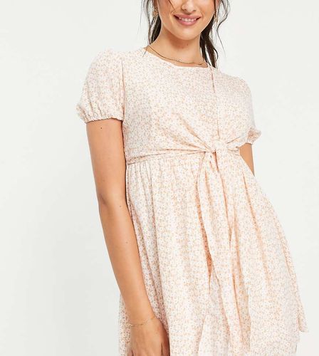 X Dani Dyer - Robe courte imprimée avec naud sur le devant - Rose - In The Style Maternity - Modalova